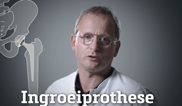 Van welk materiaal is een heupprothese gemaakt?