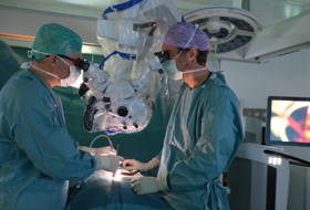 Hernia opereren met nieuwe microscoop